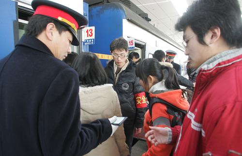 1月16日,返鄉(xiāng)大學(xué)生登上天津鐵路部門為他們安排的學(xué)生專用車廂。春節(jié)臨近,鐵路天津站迎來(lái)大學(xué)生返鄉(xiāng)客流高峰。1月16日,鐵路天津站發(fā)送旅客6萬(wàn)人次,其中70%為學(xué)生。天津鐵路部門將為大學(xué)生順利回家過(guò)年提供各種便利。新華社發(fā)(楊寶森 攝)