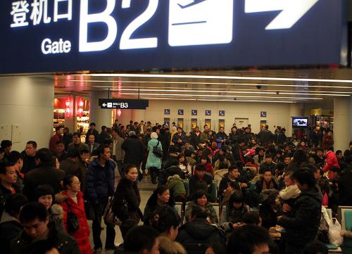 2月2日,大批旅客滯留成都雙流國(guó)際機(jī)場(chǎng)候機(jī)廳。新華社發(fā)(呂俊明 攝)