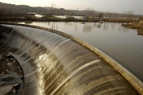圖為陜西省渭南市澄城縣境內(nèi)水量上漲的洛惠渠渠首蓄水區(qū)(2月9日攝)。新華社記者 陳鋼 攝