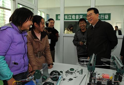 2月10日至14日,中共中央政治局常委李長春在四川考察工作。這是2月11日李長春在長虹培訓(xùn)中心與北川中學(xué)的孩子們在一起。新華社記者 陳燮 攝