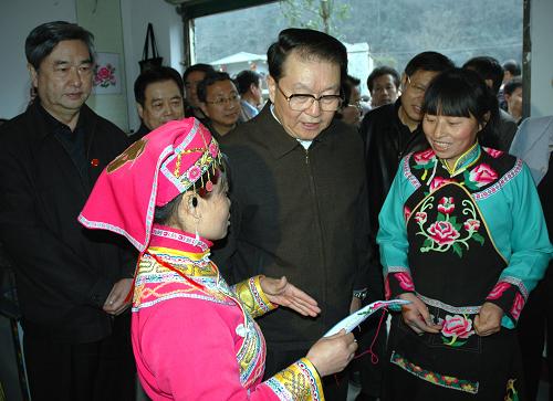 2月10日至14日,中共中央政治局常委李長春在四川考察工作。這是2月10日李長春在北川縣曲山鎮(zhèn)涼風(fēng)埡羌寨,考察當?shù)匕l(fā)展羌繡產(chǎn)業(yè)促進農(nóng)民增收情況。新華社記者 肖林 攝