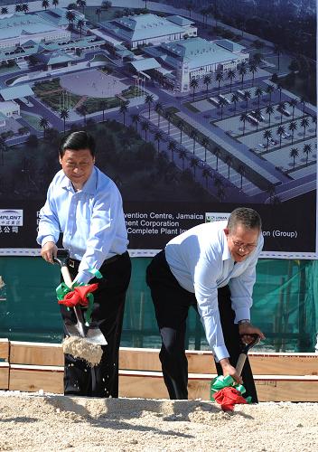 2月14日,正在牙買加訪問(wèn)的國(guó)家副主席習(xí)近平在牙買加北部海濱城市蒙特哥貝,同牙買加總理戈?duì)柖」餐鱿蟹匠薪ǖ拿商馗缲悤?huì)展中心項(xiàng)目開(kāi)工儀式。新華社記者 黃敬文 攝