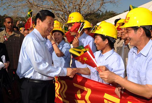 2月14日,正在牙買加訪問(wèn)的國(guó)家副主席習(xí)近平在牙買加北部海濱城市蒙特哥貝,同牙買加總理戈?duì)柖」餐鱿蟹匠薪ǖ拿商馗缲悤?huì)展中心項(xiàng)目開(kāi)工儀式。這是習(xí)近平慰問(wèn)參與會(huì)展中心建設(shè)的工作人員。新華社記者黃敬文攝