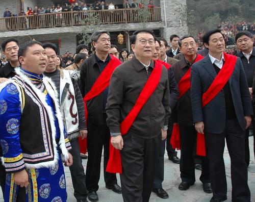 2月10日至14日,中共中央政治局常委李長春在四川考察工作。這是2月10日李長春在北川縣曲山鎮(zhèn)涼風(fēng)埡羌寨,考察當?shù)貫?zāi)后重建情況。新華社記者 肖林 攝