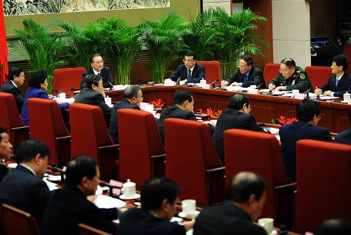 2009年2月6日至13日,國務(wù)院總理溫家寶在北京中南海主持召開五次座談會(huì),征求對(duì)即將提請(qǐng)十一屆全國人大二次會(huì)議審議的《政府工作報(bào)告》(征求意見稿)的意見。各民主黨派中央、全國工商聯(lián)負(fù)責(zé)人和無黨派人士,經(jīng)濟(jì)、社會(huì)領(lǐng)域?qū)<覍W(xué)者,科技、教育、衛(wèi)生、文化、體育界代表,企業(yè)界代表和工人、農(nóng)民等基層群眾代表,分別出席了座談會(huì)。 這是2月9日,溫家寶主持召開座談會(huì),征求各民主黨派中央、全國工商聯(lián)負(fù)責(zé)人和無黨派人士對(duì)《政府工作報(bào)告》(征求意見稿)的意見。新華社記者 劉建生 攝