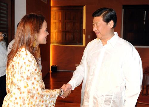 2月14日,正在哥倫比亞進(jìn)行正式訪(fǎng)問(wèn)的中國(guó)國(guó)家副主席習(xí)近平在卡塔赫納市會(huì)見(jiàn)卡塔赫納市市長(zhǎng)皮內(nèi)多。新華社記者 黃敬文 攝