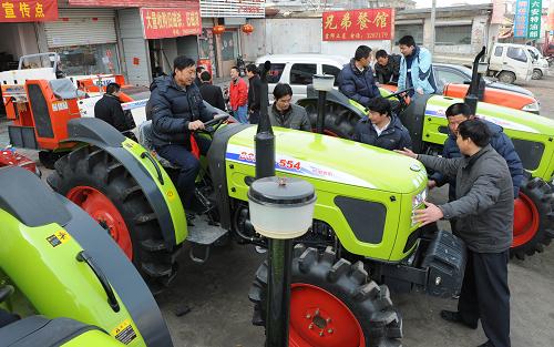 2月20日,安徽六安市裕安區(qū)農(nóng)民在“農(nóng)機(jī)補(bǔ)貼機(jī)具進(jìn)農(nóng)家”活動(dòng)現(xiàn)場選購農(nóng)機(jī)。 當(dāng)日,安徽省六安市裕安區(qū)農(nóng)機(jī)局開展“農(nóng)機(jī)補(bǔ)貼機(jī)具進(jìn)農(nóng)家”活動(dòng),組織農(nóng)機(jī)生產(chǎn)企業(yè)、購機(jī)補(bǔ)貼經(jīng)銷商在城區(qū)及部分鄉(xiāng)鎮(zhèn)進(jìn)行農(nóng)機(jī)具展示,方便當(dāng)?shù)剞r(nóng)民選購。新華社發(fā)