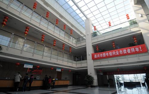 從2005年起,浙江嘉興市開始著手建立健全行政推動、多元投入、城鄉(xiāng)互動、文化共享和文化激勵等五大機制,積極統(tǒng)籌全市文化建設均衡發(fā)展,以切實保障廣大城鄉(xiāng)居民的基本文化權益。把文化設施建設和公共文化產品的生產列入公共財政預算之中,政府投入為主、社會多渠道投入為輔的多元化投入格局初步形成。新華社記者 徐昱 攝