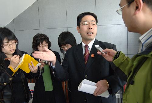 4月7日,在河北省嘉海拍賣有限公司,石家莊中級(jí)人民法院發(fā)言人王偉(右二)在通報(bào)拍賣情況。當(dāng)日,石家莊三鹿集團(tuán)股份有限公司第二批破產(chǎn)財(cái)產(chǎn)在河北省嘉海拍賣有限公司進(jìn)行了拍賣,河北貝蘭德乳業(yè)有限公司和石家莊君樂(lè)寶乳業(yè)有限公司成功回購(gòu)了原屬三鹿的股權(quán)。新華社記者 鞏志宏 攝