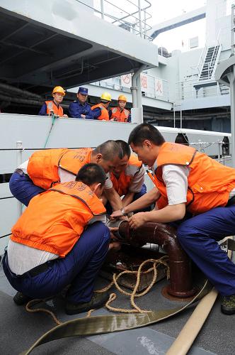 4月6日,在馬六甲海峽,中國海軍第二批護航編隊“深圳”號導(dǎo)彈驅(qū)逐艦艦員進行燃油補給管對接。中國海軍第二批護航編隊6日進行了起航后的首次補給。新華社記者 黃書波 攝