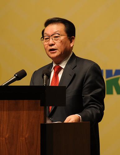 4月7日,中共中央政治局常委李長春在首爾會見韓國貿(mào)易協(xié)會、大韓商工會議所、全國經(jīng)濟(jì)人聯(lián)合會、中小企業(yè)中央會等韓國四大經(jīng)濟(jì)團(tuán)體負(fù)責(zé)人,出席經(jīng)濟(jì)四團(tuán)體舉行的歡迎午宴,并發(fā)表題為《堅定信心,攜手努力,共迎經(jīng)濟(jì)復(fù)蘇的春天》的演講。新華社記者 劉建生 攝