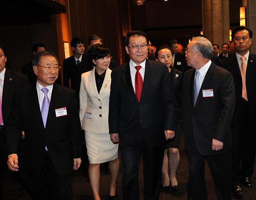4月7日,中共中央政治局常委李長春在首爾會見韓國貿(mào)易協(xié)會、大韓商工會議所、全國經(jīng)濟(jì)人聯(lián)合會、中小企業(yè)中央會等韓國四大經(jīng)濟(jì)團(tuán)體負(fù)責(zé)人。 新華社記者 劉建生 攝