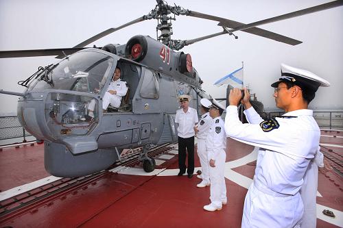 4月7日,中國海軍官兵在俄羅斯海軍“維諾格拉多夫”號大型反潛艦上參觀“卡-27”反潛直升機。當日,正在湛江進行友好訪問的俄羅斯海軍“維諾格拉多夫”號大型反潛艦100名官兵,興致勃勃地登上中國海軍“珠海”號導彈驅(qū)逐艦參觀,并同艦上官兵進行了友好交流。同時,中國海軍官兵也分批登上俄艦參觀,對艦上官兵表示敬意,還就一些感興趣的問題與俄海軍官兵進行交流和探討。通過相互參觀軍艦和零距離接觸,增進了中俄海軍官兵之間的友誼和了解。新華社記者 查春明 攝