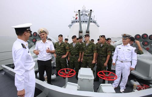 4月7日,俄海軍陸戰(zhàn)隊員在中國海軍“珠海”號導彈驅(qū)逐艦上參觀。新華社記者 查春明 攝