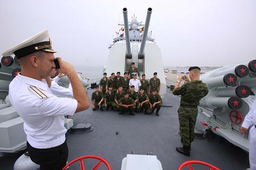 4月7日,俄海軍陸戰(zhàn)隊員在中國海軍“珠海”號導彈驅(qū)逐艦主炮前留影。新華社記者 查春明 攝