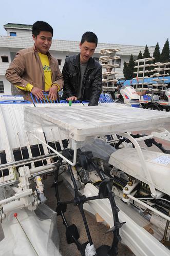 4月7日,技術(shù)人員(右)正在給農(nóng)民介紹插秧機(jī)的性能。隨著國家進(jìn)一步加大農(nóng)機(jī)補(bǔ)貼力度,農(nóng)民購買農(nóng)機(jī)的熱情高漲,訂購數(shù)量也比往年有較大增幅。新華社記者 徐昱 攝