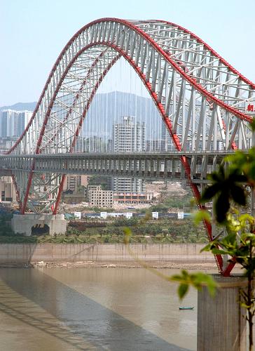 4月7日拍攝的重慶朝天門長江大橋。據(jù)介紹,重慶朝天門長江大橋預(yù)計(jì)將于5月正式通車。重慶朝天門長江大橋位于長江與嘉陵江交匯處,分為主橋、南北引橋、江北橋頭立交、彈子石立交和黃桷灣立交以及引道等幾大部分。大橋全長4.88公里,主橋跨徑552米,為雙層公軌兩用橋,上層為雙向6車道,下層是雙向輕軌軌道。新華社發(fā)(周會 攝)