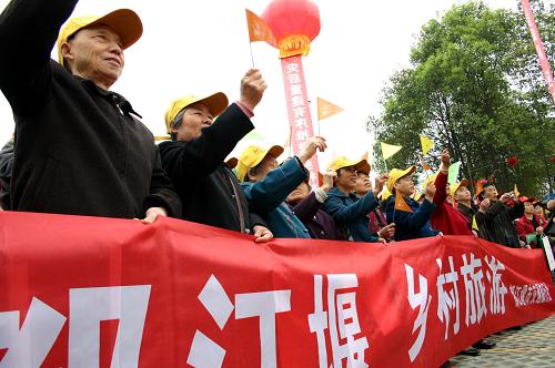 4月8日,都江堰市民參加首屆鄉(xiāng)村旅游節(jié)。當日,四川都江堰市在當?shù)匕昌堟?zhèn)徐家林盤啟動“2009相約都江堰·首屆鄉(xiāng)村旅游節(jié)”。此次鄉(xiāng)村旅游節(jié)不僅有鄉(xiāng)村音樂會、生態(tài)農(nóng)產(chǎn)品品嘗展示、民俗體驗等活動,還推出了五條鄉(xiāng)村旅游線路,包括鄉(xiāng)村休閑游、農(nóng)民新村觀光游、生態(tài)農(nóng)業(yè)觀光游等,讓游客切身感受到“都江堰安然無恙,青城山依然美麗”。新華社記者 劉海 攝