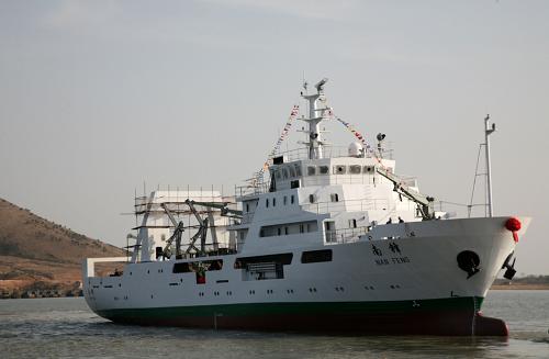 南海漁業(yè)資源與環(huán)境科學(xué)調(diào)查船在山東乳山下水新華社發(fā)(劉國(guó)賢 攝)