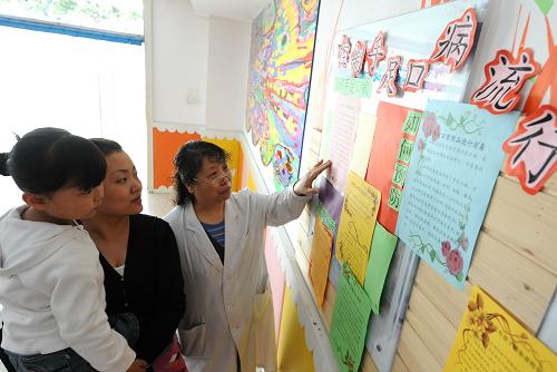 4月8日,天津市北辰區(qū)雙街鎮(zhèn)幼兒園的保健醫(yī)生在給一接送孩子的家長(zhǎng)介紹手足口病的預(yù)防知識(shí)。天津市北辰區(qū)雙街鎮(zhèn)幼兒園外來(lái)流動(dòng)人口兒童占全園兒童的30%。幼兒園在每日對(duì)兒童進(jìn)行晨檢、日常用品消毒的同時(shí),向家長(zhǎng)和兒童宣傳手足口病預(yù)防知識(shí),采取對(duì)外來(lái)流動(dòng)人口兒童家庭進(jìn)行跟蹤查詢和回訪等措施,保證幼兒健康。新華社記者 劉海峰 攝