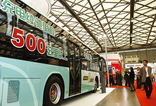4月9日,一位觀眾正在參觀一家國(guó)內(nèi)廠商推出的純電動(dòng)客車(chē)。該車(chē)一次充電可以行駛500公里。近日,匯聚了全球180家客車(chē)及零配件生產(chǎn)企業(yè)的世界客車(chē)博覽亞洲展覽會(huì)在上海新國(guó)際博覽中心舉行。海內(nèi)外各家制造商推出的新能源客車(chē)和各類(lèi)節(jié)能技術(shù)成為本屆展會(huì)的一大亮點(diǎn),吸引了眾多買(mǎi)家的關(guān)注。新華社記者 裴鑫 攝