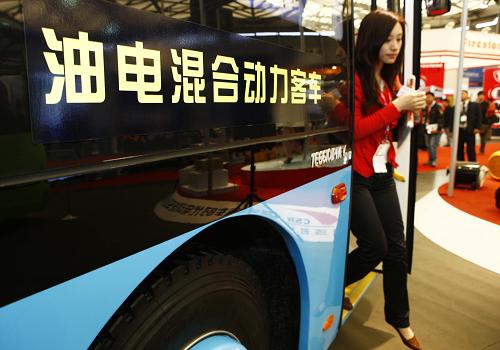 4月9日,觀眾正在參觀一輛油電混合動(dòng)力客車(chē)。新華社記者 裴鑫 攝