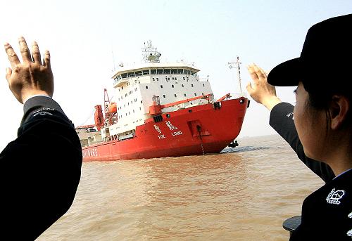 4月9日,上海吳淞邊檢民警向進(jìn)入祖國領(lǐng)海的“雪龍”號極地考察船揮手致意。當(dāng)日,“雪龍”號極地科學(xué)考察船抵達(dá)上海長江口錨地,標(biāo)志我國第25次南極科學(xué)考察任務(wù)圓滿完成。據(jù)悉,此次南極科考隊(duì)乘“雪龍”號在南極內(nèi)陸冰蓋的最高點(diǎn)冰穹A地區(qū),建立了我國第一個南極內(nèi)陸考察站昆侖站,在南極冰穹A地區(qū)進(jìn)行了雪冰采樣、天文觀測、基礎(chǔ)測繪考察,完成了南極下坡風(fēng)結(jié)構(gòu)現(xiàn)場觀測試驗(yàn)。“雪龍”號返航途中曾到我國臺灣高雄港與臺灣同胞進(jìn)行交流。新華社記者 陳飛 攝