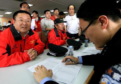 4月9日,上海吳淞邊檢民警為南極考察隊(duì)副領(lǐng)隊(duì)秦為稼(左一)辦理入境手續(xù)。新華社記者 陳飛 攝