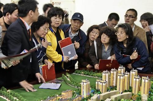 4月9日,市民在大連春季房交會(huì)上了解樓盤信息。新華社發(fā)(王錫增 攝)