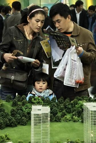 4月9日,一對(duì)夫婦在大連春季房交會(huì)上了解樓盤信息。新華社發(fā)(王錫增 攝)