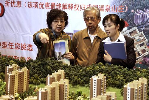 4月9日,人們?cè)诖筮B春季房交會(huì)上了解樓盤信息。新華社發(fā)(王錫增 攝)