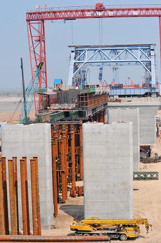 這是施工中的京滬高速鐵路黃河大橋(4月9日攝)。新華社記者 何俊昌 攝