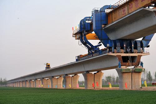 這是我國(guó)JQ900B型架橋機(jī)在進(jìn)行整孔箱梁架設(shè)(4月9日攝)。新華社記者 何俊昌 攝