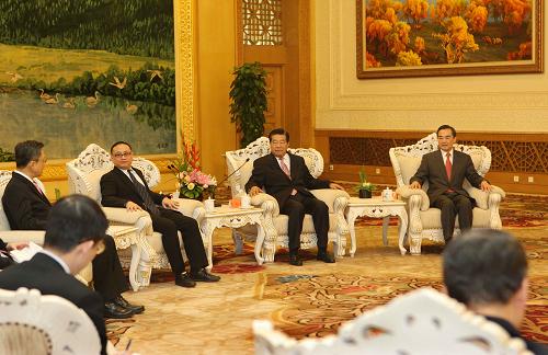 4月9日,中共中央政治局常委、全國政協(xié)主席賈慶林在北京人民大會堂會見王文杉率領(lǐng)的臺灣聯(lián)合報(bào)系訪問團(tuán)一行。新華社記者 劉衛(wèi)兵 攝