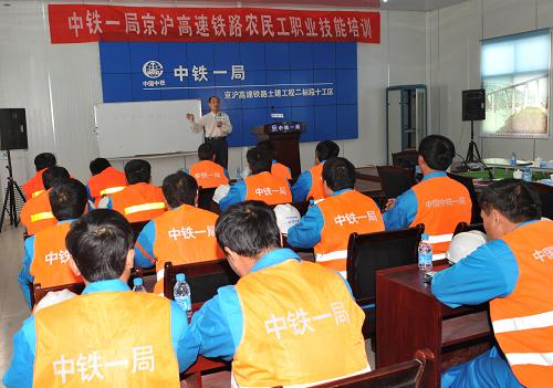 4月9日,專家型技術(shù)工人竇鐵成在為農(nóng)民工授課。當(dāng)日,又一所由中鐵一局創(chuàng)建的竇鐵成農(nóng)民工技術(shù)業(yè)校在山東省濟(jì)南市京滬高速鐵路旁落成。中鐵一局在京滬高鐵項(xiàng)目中使用農(nóng)民工6000余人,為保障京滬高速鐵路優(yōu)質(zhì)、高效地安全建設(shè),自開工以來共建成竇鐵成農(nóng)民工技術(shù)業(yè)校16所,對(duì)農(nóng)民工進(jìn)行崗前安全培訓(xùn)、強(qiáng)化技能培訓(xùn),截至目前共舉辦各類培訓(xùn)班351期,培訓(xùn)12075人次。新華社記者 何俊昌 攝