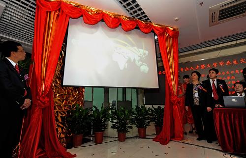 4月10日,海峽兩岸聯(lián)合獵才網(wǎng)在第四屆臺灣地區(qū)專業(yè)人才暨大學(xué)畢業(yè)生大陸就業(yè)洽談會上開通。這是兩岸人才服務(wù)機構(gòu)首次聯(lián)合運作的專業(yè)人才獵頭網(wǎng)站,為兩岸企業(yè)和高級人才交流對接,進(jìn)一步搭建起更常態(tài)化的便捷平臺。新華社記者 張國俊 攝
