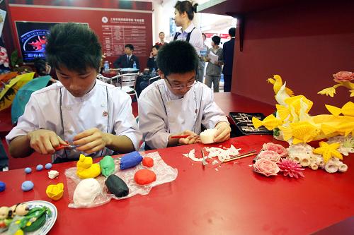 4月10日,在“職業(yè)教育”展區(qū),上海商貿(mào)旅游職業(yè)學(xué)校的學(xué)生在現(xiàn)場(chǎng)展示雕花技藝。當(dāng)日,“2009上海教育博覽會(huì)”在上海展覽中心開(kāi)幕,本屆展會(huì)的主題為“更優(yōu)質(zhì)的教育 更美好的城市”。展會(huì)設(shè)置了學(xué)前教育、義務(wù)教育、高等教育、職業(yè)教育、終身教育、教育信息技術(shù)等14個(gè)展區(qū),全面覆蓋了各級(jí)各類教育院校和機(jī)構(gòu),呈現(xiàn)了城市教育資源的豐富性和多樣性,展示了上海近年來(lái)的教育成果與辦學(xué)前景。新華社記者 劉穎 攝
