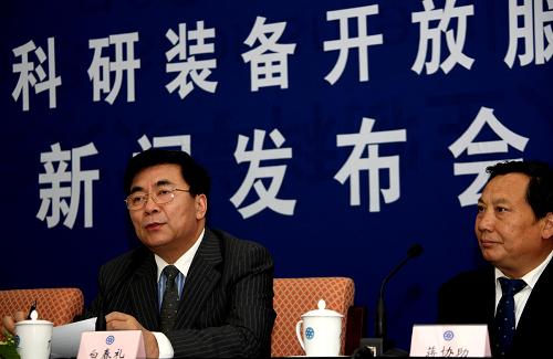 4月10日,中科院副院長白春禮(左)在新聞發(fā)布會上介紹服務(wù)平臺開通情況。當(dāng)日,中科院科研裝備開放服務(wù)平臺開通新聞發(fā)布會在北京舉行。該服務(wù)平臺的開通標(biāo)志中科院向企業(yè)免費(fèi)開放通用科研裝備、分析測試服務(wù)工作正式開始。中科院將為國內(nèi)中小型高新技術(shù)企業(yè)開放1000臺通用儀器設(shè)備。新華社記者 汪永基 攝