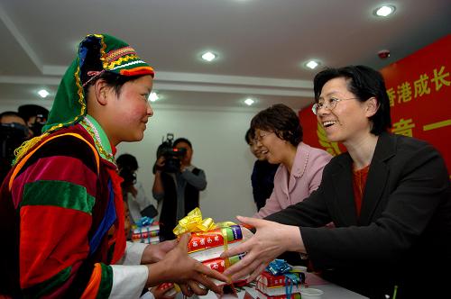 4月10日,青海省大通回族土族自治縣雪里合小學(xué)學(xué)生領(lǐng)到新字典。新華社記者 楊壽德 攝