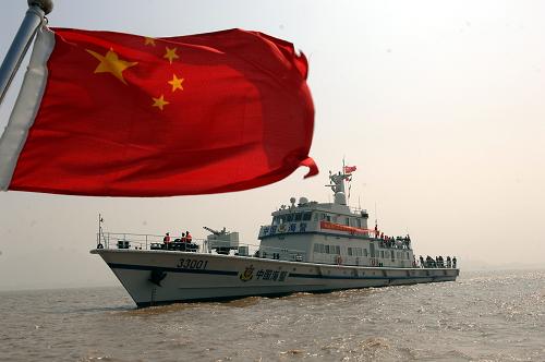 4月10日,正式列編的海警33001號(hào)巡邏艦在溫州附近海域巡邏。新華社記者 黃深鋼 攝