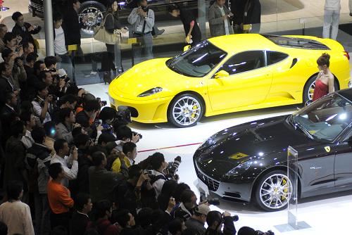 廣州汽車展吸引了眾多的市民前來參觀選購(2008年11月19日攝)。中國汽車工業(yè)協會4月9日發(fā)布的最新統(tǒng)計表明,在國家政策利好和季節(jié)周期的雙重作用下,今年一季度我國汽車銷量達267.88萬輛,同比增長3.88%。新華社記者 盧漢欣 攝