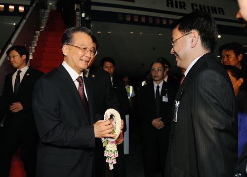 4月10日,國務(wù)院總理溫家寶乘專機(jī)抵達(dá)泰國,出席即將在帕塔亞舉行的第十二次中國與東盟領(lǐng)導(dǎo)人會議、第十二次東盟與中日韓領(lǐng)導(dǎo)人會議、第四屆東亞峰會和中日韓領(lǐng)導(dǎo)人早餐會。這是溫家寶在機(jī)場受到泰方官員和中國使館人員熱烈歡迎。新華社記者 饒愛民 攝
