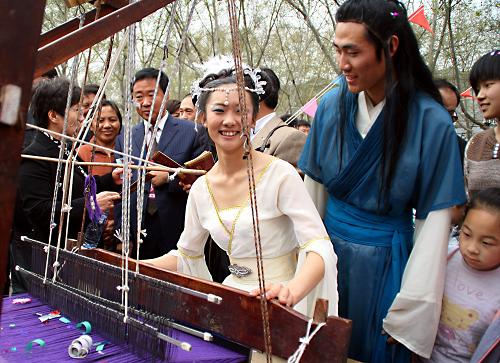 4月10日,在邯鄲市博物館廣場(chǎng),來自河北邢臺(tái)的“織女”向人們推介邢臺(tái)旅游。新華社發(fā)(王九忠 攝)