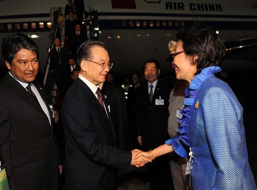 4月10日,中國國務(wù)院總理溫家寶乘專機(jī)抵達(dá)泰國,出席即將在帕塔亞舉行的第十二次中國與東盟領(lǐng)導(dǎo)人會議、第十二次東盟與中日韓領(lǐng)導(dǎo)人會議、第四屆東亞峰會和中日韓領(lǐng)導(dǎo)人早餐會。這是溫家寶在機(jī)場受到泰方官員和中國使館人員熱烈歡迎。新華社記者 饒愛民 攝
