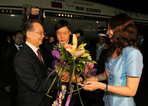 4月10日,中國國務(wù)院總理溫家寶乘專機(jī)抵達(dá)泰國,出席即將在帕塔亞舉行的第十二次中國與東盟領(lǐng)導(dǎo)人會議、第十二次東盟與中日韓領(lǐng)導(dǎo)人會議、第四屆東亞峰會和中日韓領(lǐng)導(dǎo)人早餐會。這是溫家寶在機(jī)場受到泰方官員和中國使館人員熱烈歡迎。新華社記者 饒愛民 攝