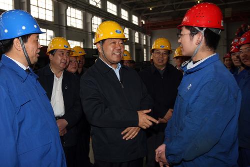 4月17日至23日,中共中央政治局常委、全國政協(xié)主席賈慶林在河南調(diào)研。這是4月18日,賈慶林在南陽二機(jī)石油裝備(集團(tuán))有限公司調(diào)研。新華社記者 姚大偉 攝