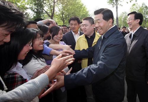 4月17日至23日,中共中央政治局常委、全國政協(xié)主席賈慶林在河南調(diào)研。這是4月21日,賈慶林在河南農(nóng)業(yè)大學(xué)與學(xué)生們在一起。新華社記者 姚大偉 攝