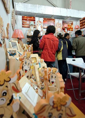 4月25日,在展覽會(huì)現(xiàn)場(chǎng)的一家木制玩具連鎖店吸引了許多市民。新華社記者 姚劍鋒 攝