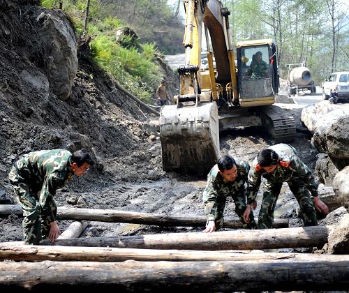4月6日,負(fù)責(zé)改建中尼公路樟木至友誼橋段的武警交通二支隊項目部指戰(zhàn)員正在加寬路面。目前,國家投資8億多元對中尼公路定日崗嘎至樟木段實施分段整治改建工程正在緊張進(jìn)行中,并將于2009年9月基本完工,屆時中尼公路中國境內(nèi)路段將全程實現(xiàn)黑色路面。中尼公路起始于拉薩,終點(diǎn)在尼泊爾首都加德滿都,全長900多公里,其中,中國境內(nèi)800多公里。中尼公路始建于1958年,于1965年建成并通車。隨著中尼兩國經(jīng)濟(jì)貿(mào)易往來頻繁,昔日的沙石路面很難滿足經(jīng)濟(jì)交往的需要。新華社記者 索朗羅布 攝