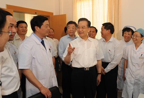 5月8日至10日,中共中央政治局常委、國務(wù)院總理溫家寶在福建考察。這是5月8日,溫家寶總理在廈門大學(xué)附屬中山醫(yī)院看望醫(yī)務(wù)人員,了解甲型H1N1流感防控和醫(yī)療改革情況。新華社記者 李學(xué)仁 攝